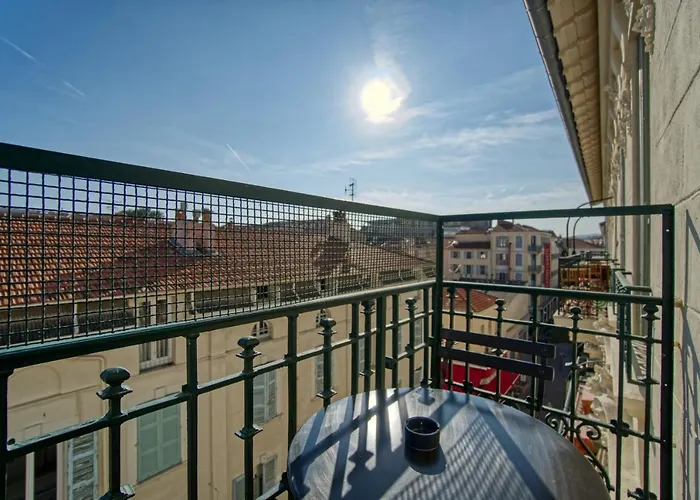 Superbe 3 pièces refait à neuf classé 4 étoiles avec ascenseur et balcon à pied de la plage et du palais des festivals