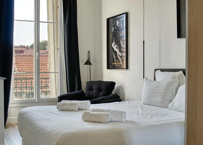 Superbe 3 Pieces Refait A Neuf Classe 4 Etoiles Avec Ascenseur Et Balcon A Pied De La Plage Et Du Palais Des Festivals