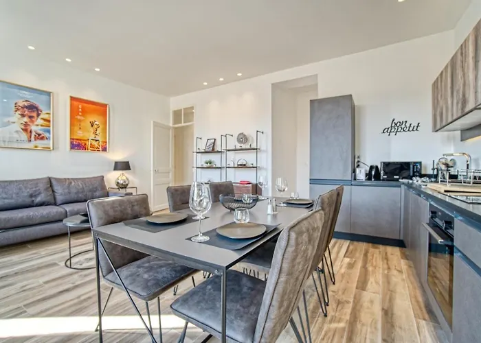 Superbe 3 pièces refait à neuf classé 4 étoiles avec ascenseur et balcon à pied de la plage et du palais des festivals
