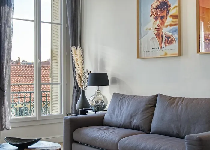 Superbe 3 Pieces Refait A Neuf Classe 4 Etoiles Avec Ascenseur Et Balcon A Pied De La Plage Et Du Palais Des Festivals